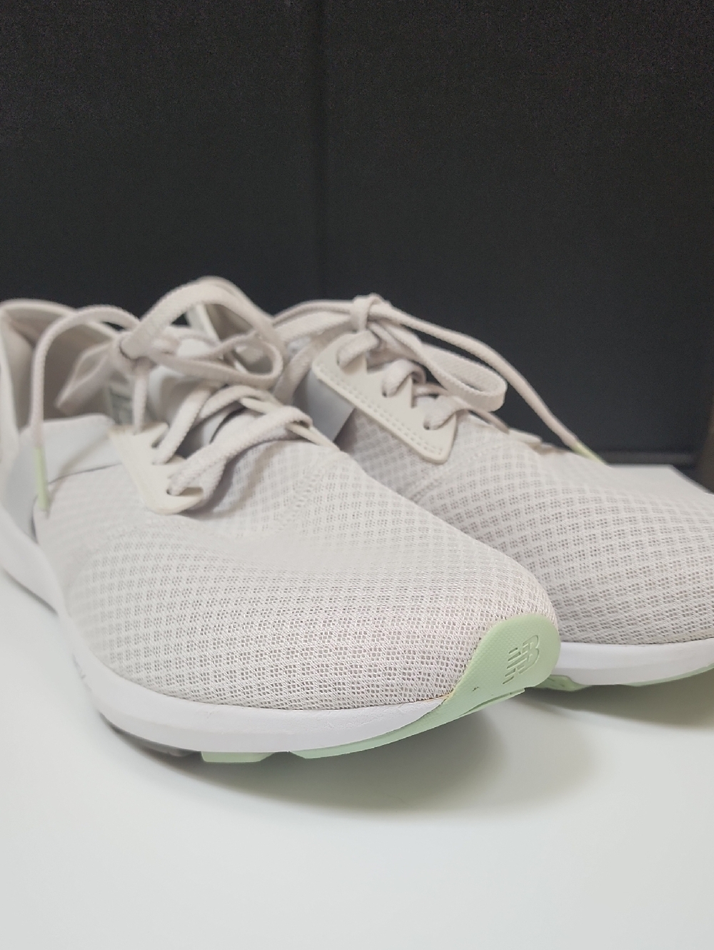 New Balance Pale Green Mesh Sneakers‎ with Mint Green Accents Womens Size 11